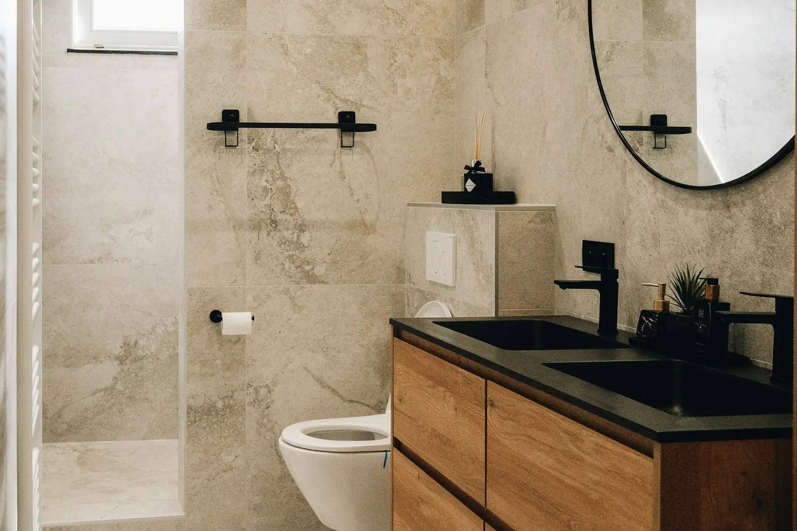 Salle d'eau rénovée avec douche et meuble en bois