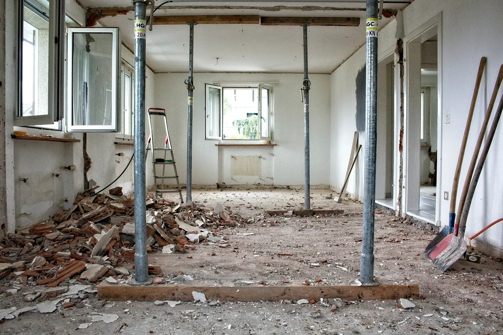 Pièce mise à nu pendant un chantier de rénovation intérieure